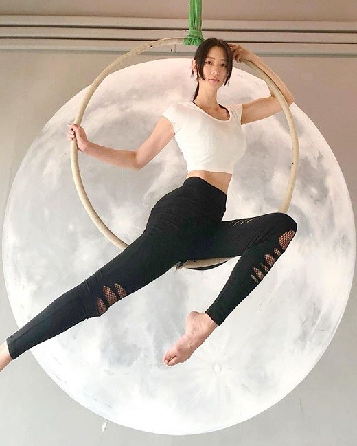 韩国女艺人李成敏Clara社交网站发瑜伽照秀完美身材