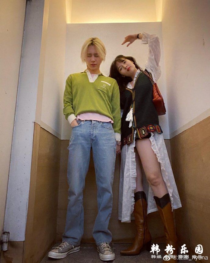 泫雅和男友金晓钟在楼梯间摆pose大秀美腿