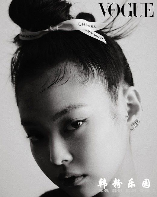 JENNIE 俏皮中透露性感致命魅力 最新写真曝光