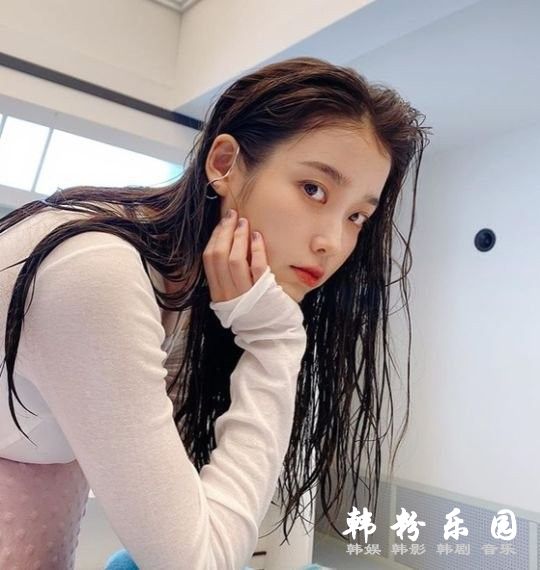 宣传新曲《Eight》韩国女歌手IU社交网站发照