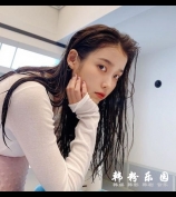 宣传新曲《Eight》韩国女歌手IU社交网站发照