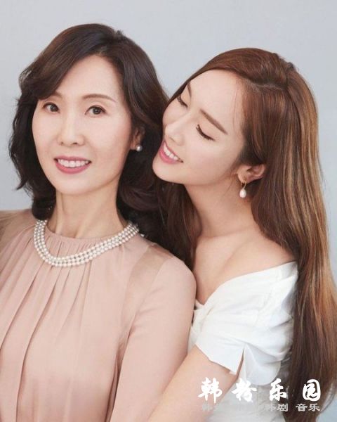 Jessica公开妈妈合影：一家都是美女