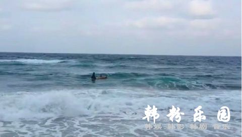 突遇强浪被卷走《夫妻的世界》金喜爱跳海自杀上阵