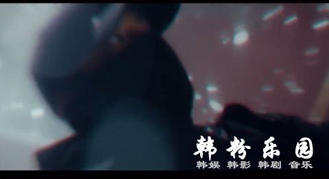 《The King：永远的君主》救了小君主的黑衣人是谁？