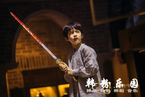 《The King：永远的君主》救了小君主的黑衣人是谁？