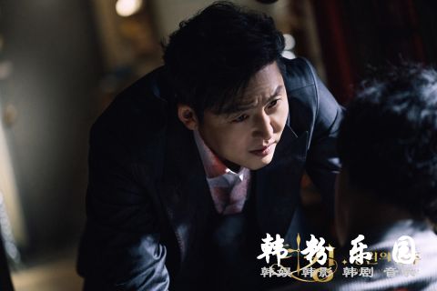 《The King：永远的君主》救了小君主的黑衣人是谁？