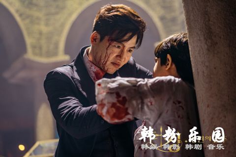 《The King：永远的君主》救了小君主的黑衣人是谁？