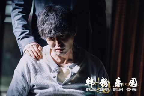 《The King：永远的君主》救了小君主的黑衣人是谁？