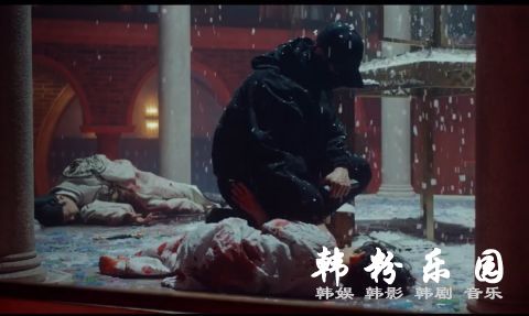 《The King：永远的君主》救了小君主的黑衣人是谁？