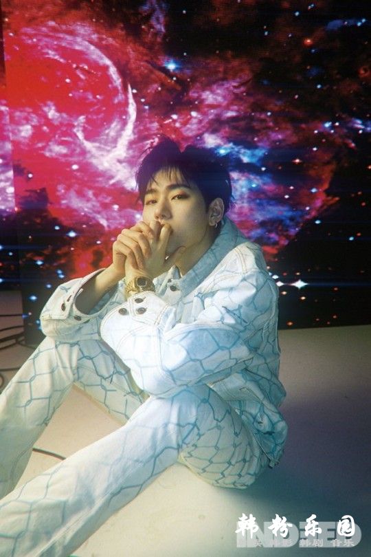 ZICO 朦胧梦幻风格秀超绝时尚感 最新写真曝光