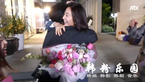 《夫妻的世界》痛快杀青!演员们纷纷投怀送抱向金喜爱求拥抱❤朴海俊