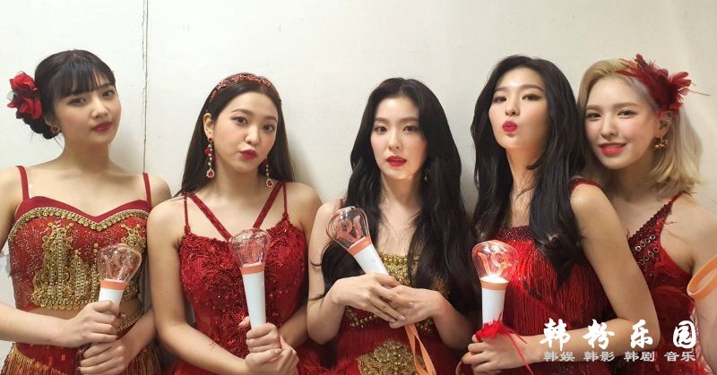 重温 Red Velvet 演唱会的点点滴滴《La Rouge》画报集收录成员亲笔信!