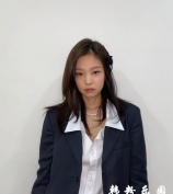 JENNIE 西装短裤秀完美时尚消化力 社交网站发近照