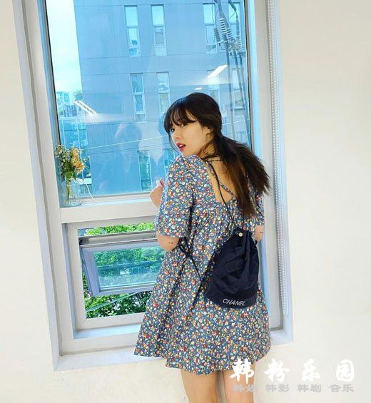 泫雅 碎花裙双肩包清纯可爱 社交网站发甜美近照