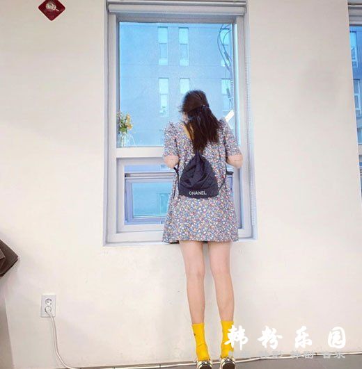泫雅 碎花裙双肩包清纯可爱 社交网站发甜美近照