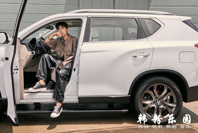 林英雄拍汽车品牌宣传照 舒适穿搭展现不羁魅力