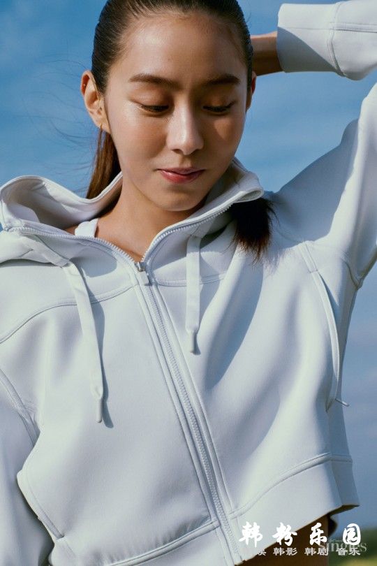 UEE 运动背心秀健康性感美背 最新写真曝光