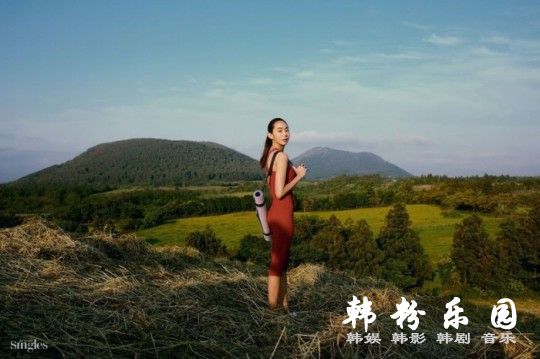 UEE 运动背心秀健康性感美背 最新写真曝光