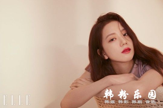 BLACKPINK 女成员JISOO秀清纯动人美貌 拍杂写真