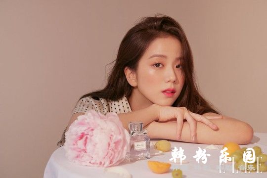 BLACKPINK 女成员JISOO秀清纯动人美貌 拍杂写真