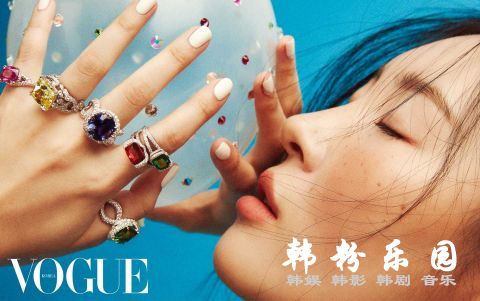 韩国腿精 宣美日前为《VOGUE》拍摄了一组时尚大片
