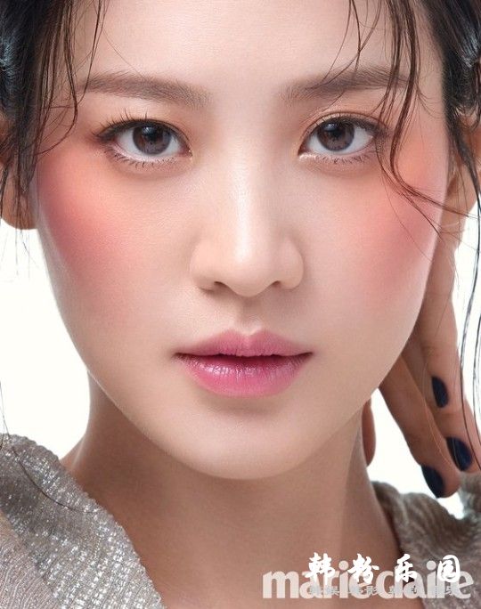 秀贤拍代言品牌最新宣传照 妆容精致女人味十足