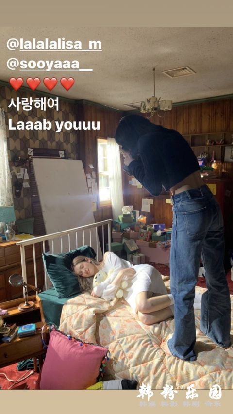 BLACKPINK Jisoo和Lisa探班 Somi新歌MV拍摄现场