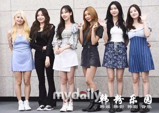 MOMOLAND 身材姣好笑容甜美 首尔出席公益活动