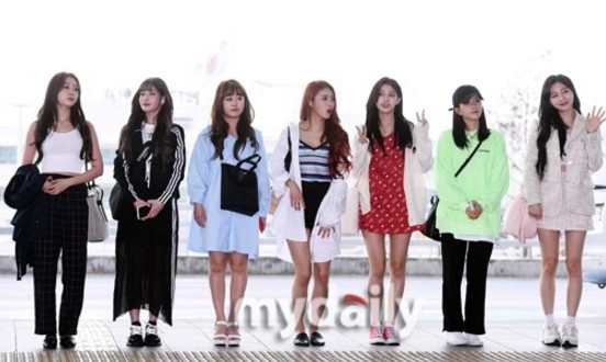 韩国女团lovelyz飞往美国 李美珠俯身曲线火辣