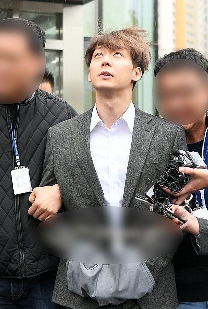 朴有天被拘捕双手戴上手铐 抬头望天眼神绝望