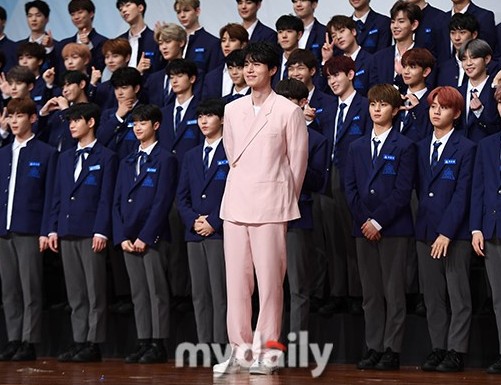 李栋旭穿粉衣领队亮相 韩综《Produce X 101》发布会