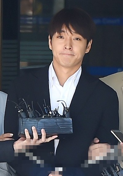 崔钟勋 双手捆绑走出法院 正式被拘留