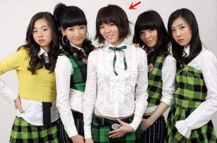 网友翻泫雅新人时期旧照 婴儿肥脸稚嫩身材好