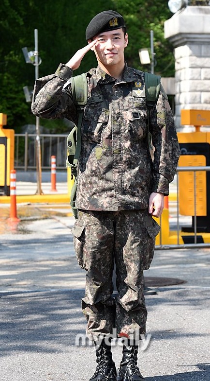 姜河那 戴花环敬礼笑容洋溢 结束兵役正式退伍