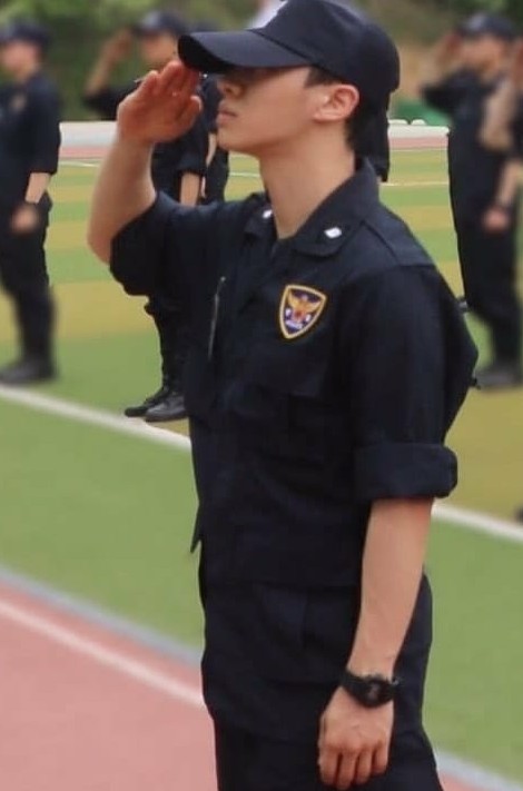 Highlight李起光 穿警服站姿帅气 服兵役近照