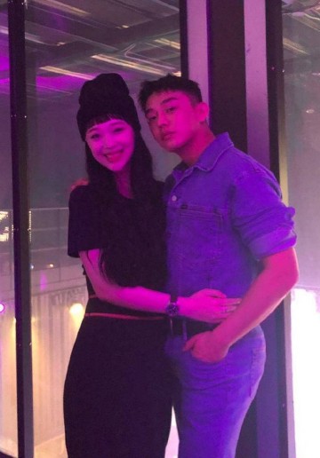 刘亚仁 雪莉 同框贴身合影 肚子凸起疑发福