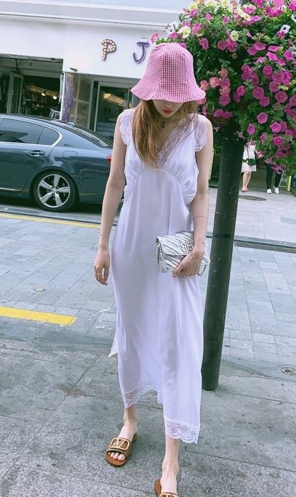 泫雅穿 白裙配粉帽清凉舒适 蕾丝裙秀性感美腿