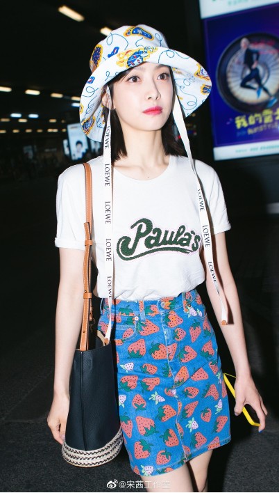 宋茜草莓牛仔裙腰臀曲线 戴渔夫帽清新亮丽长腿吸晴