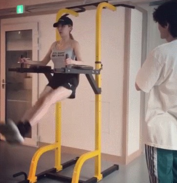 泫雅 运动短裤衬美腿修长 晒健身画面悬空高抬腿