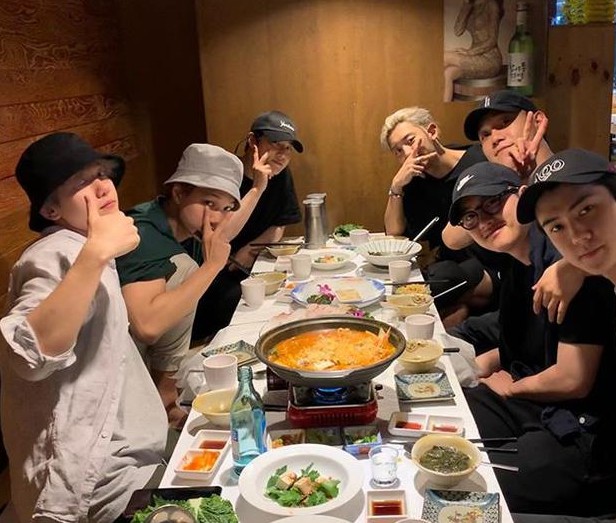EXO全团7成员私下聚餐 为入伍的都暻秀见行