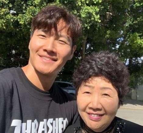 金钟国 自曝运动致椎间盘破裂 陪妈妈逛街超亲密
