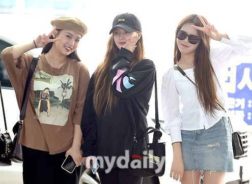 MOMOLAND 飞智利现身机场 甜美活泼少女感十足