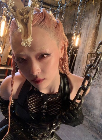 雪莉拍写真渔网露背裙 手握锁链似暗黑魔女