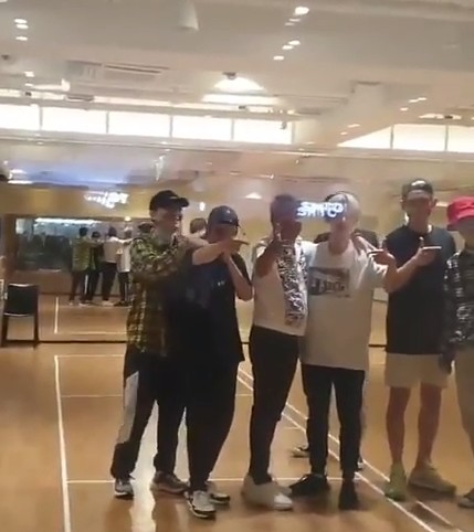 李秀满与EXO一起现身练习室 抓脖子亲密嬉闹