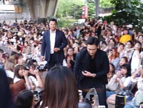T.O.P崔胜贤 已退伍 顶满头大汗坚持与粉丝握手