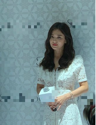 宋慧乔离婚后现身三亚 眼袋婶暴瘦开工：谢谢大家