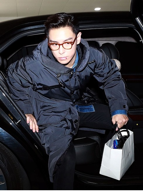 Bigbang成员TOP今日正式退伍 嘴角现伤口素颜亮相
