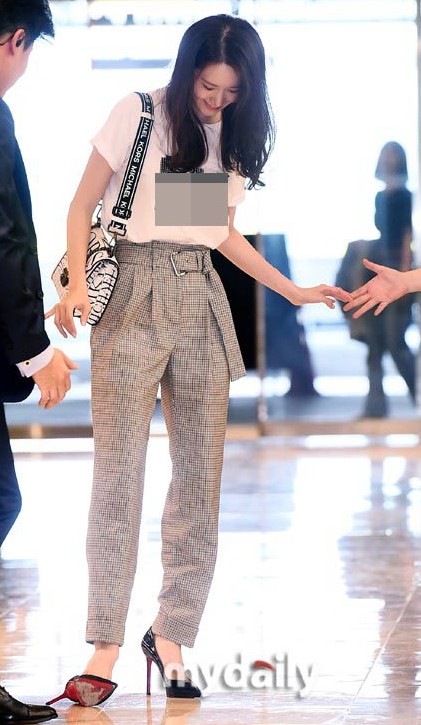尴尬 少女时代 允儿 走路 掉鞋了 露笑容掩饰尴尬