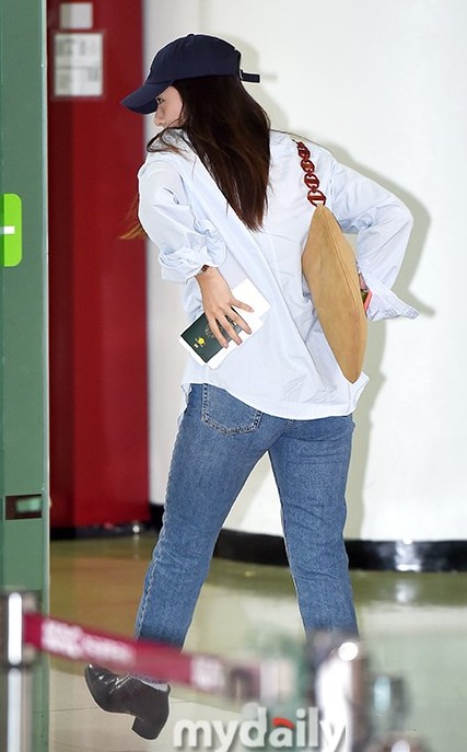 f(x)成员 郑秀晶 Amber现身机场 飞往日本参加演唱会