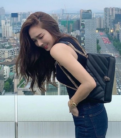 郑秀妍 展超美肩颈线条职场范十足 穿黑色背心对镜回眸